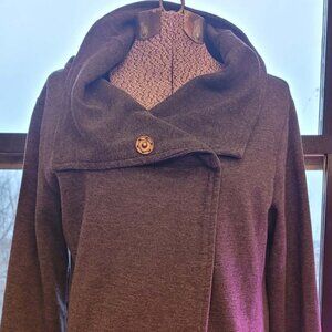 Funky button-sweatershirt yoga-style